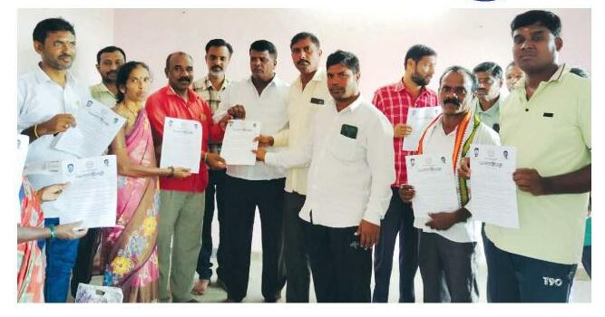 ఇందిరమ్మ ఇండ్ల ప్రొసీడింగ్ కాఫీలు అందించిన కాంగ్రెస్ నాయకులు