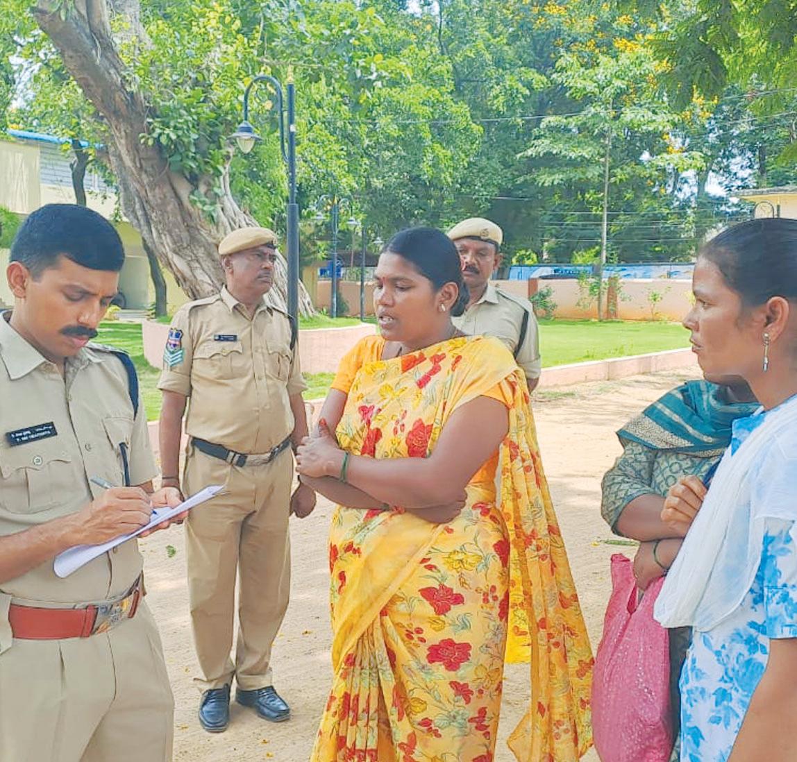 మహిళా ఫిర్యాదు పట్ల వెంటనే స్పందించిన పోలీసు కమిషనర్