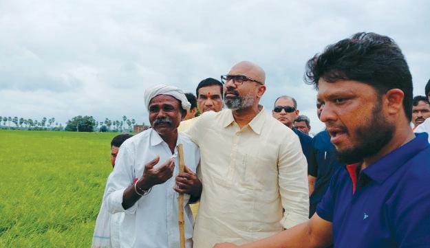 నష్టపోయిన పంటలను ఇండ్లను పరిశీలించిన ఎంపీ