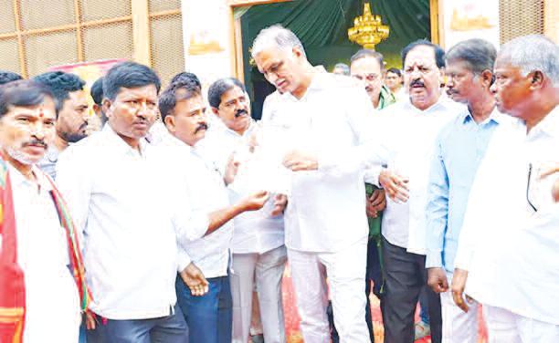 గురుకుల గుత్తేదారులకు బిల్లులు చెల్లించకపోవడం సిగ్గుచేటు