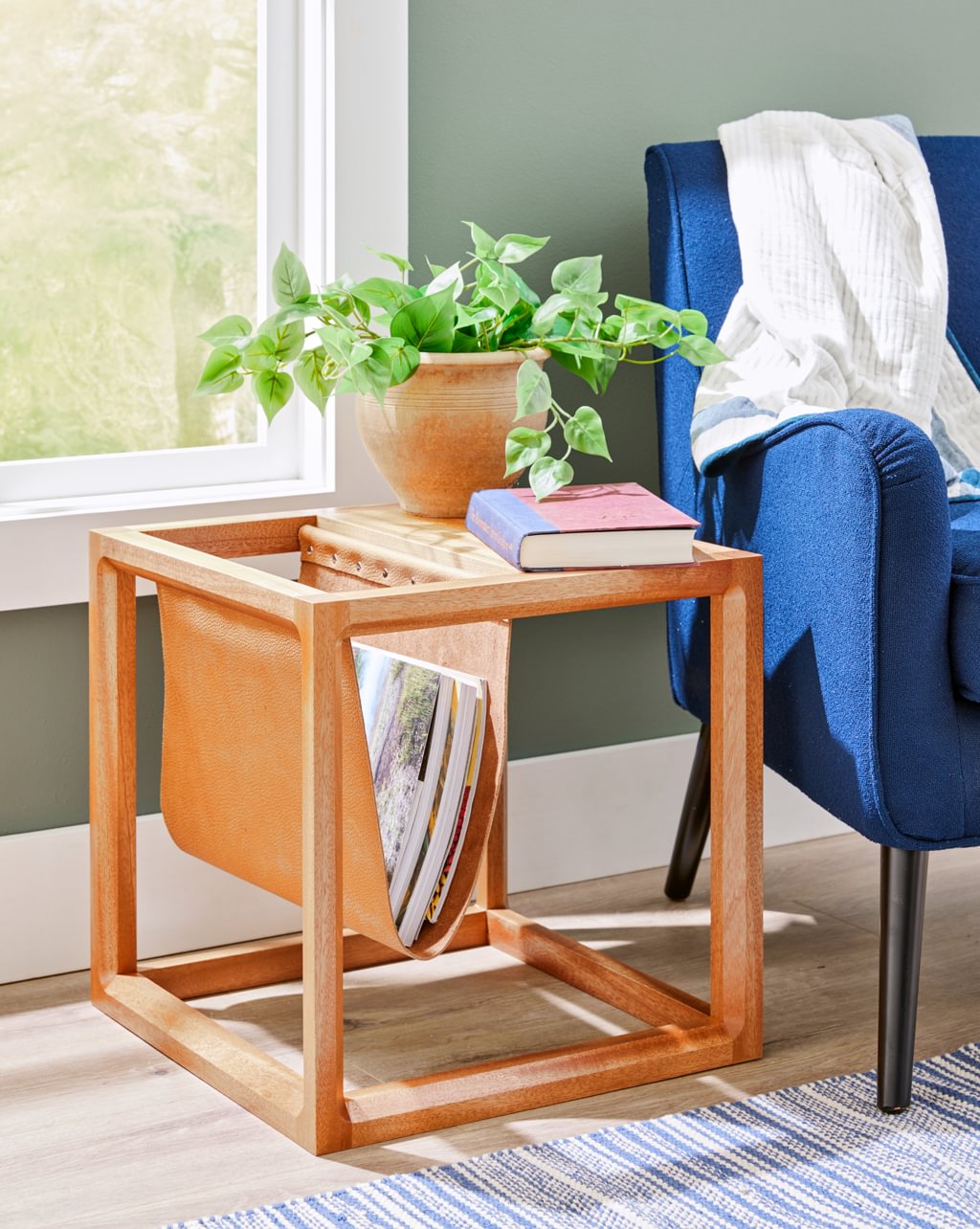 MAGAZINE SLING TABLE