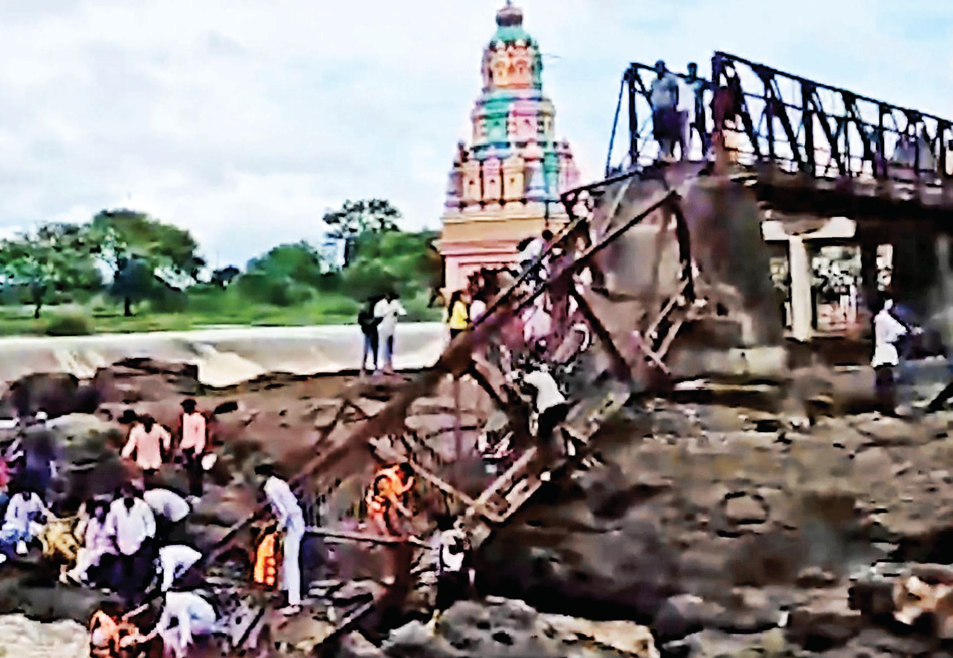 Four drown, 18 injured in Pune bridge collapse