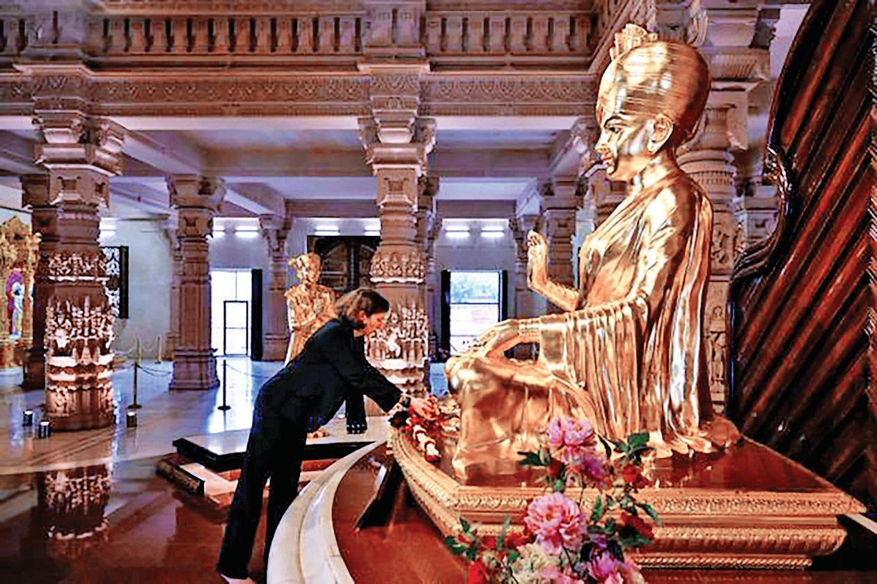 British High Commissioner Offers Prayers at Akshardham