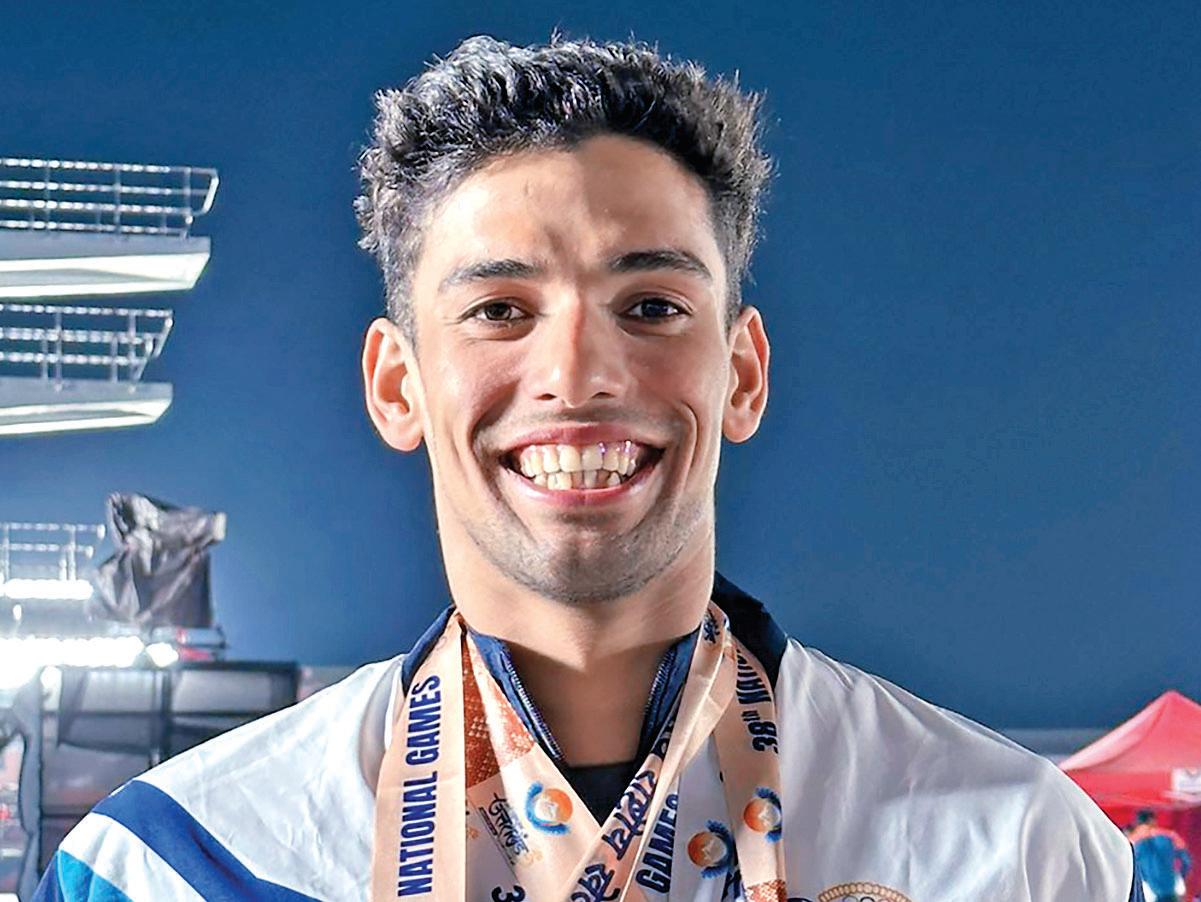 Aryan wins gold in 800m freestyle