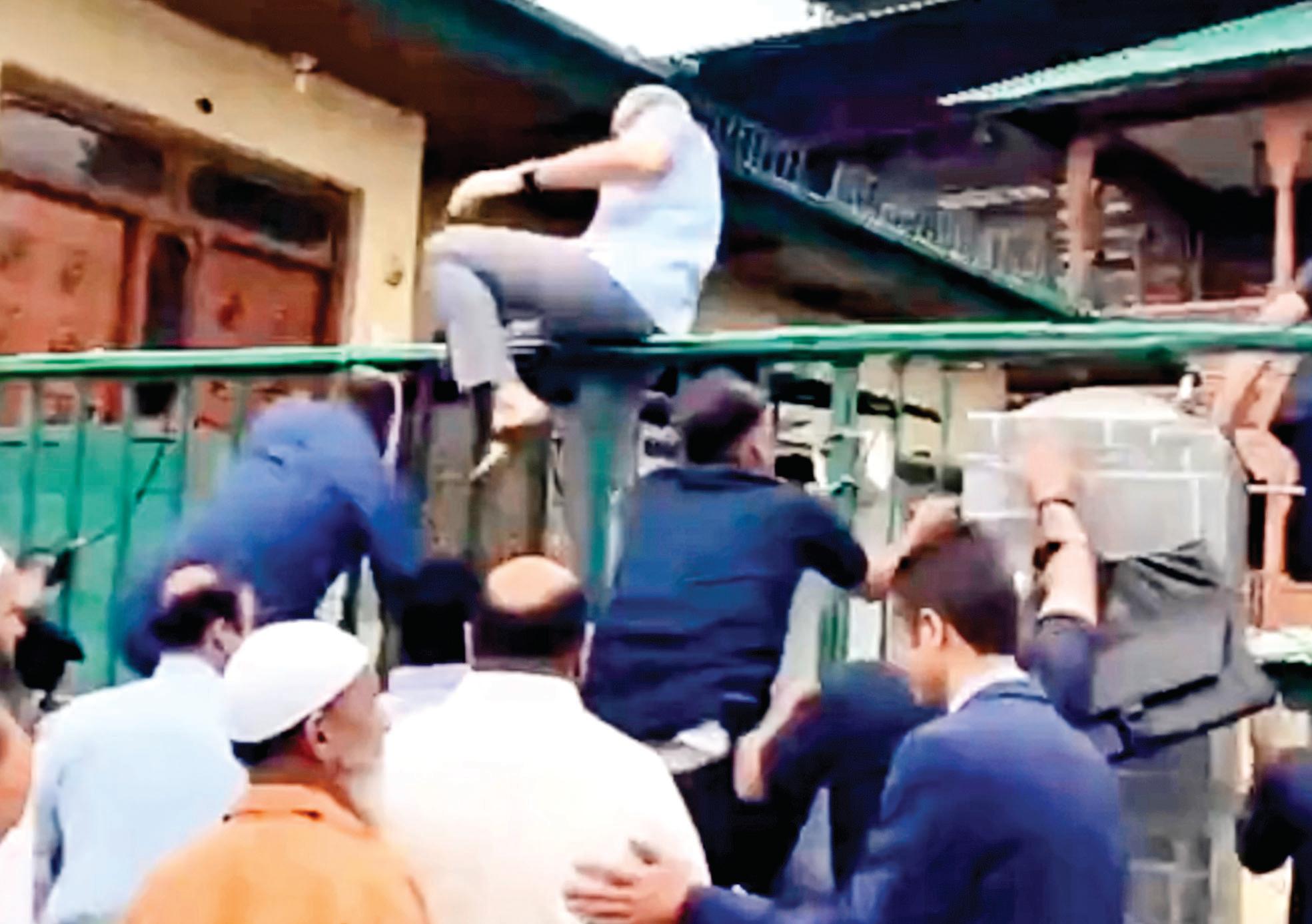 Martyrs' Day row: Omar scales graveyard gates