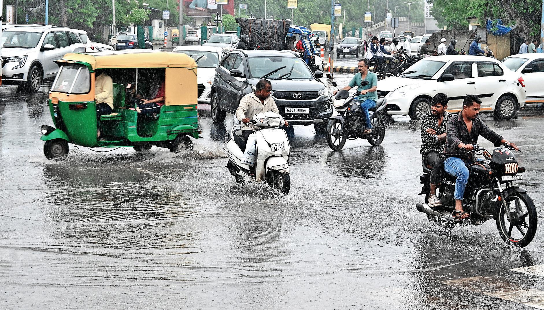 IMD Issues Orange Alert for 5 Districts, Yellow for A'bad