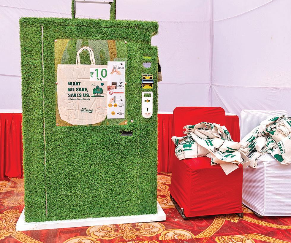 Install machines for vending cloth bags, collecting plastic bottles: HC