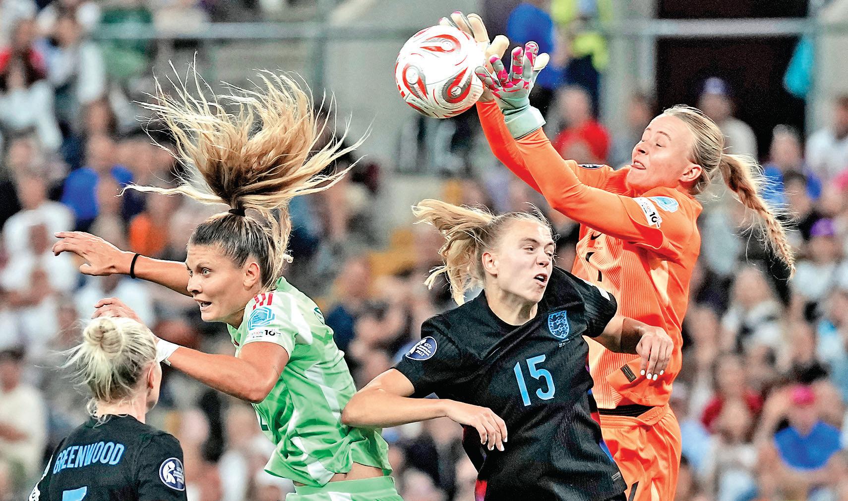 Dominant England storm into final