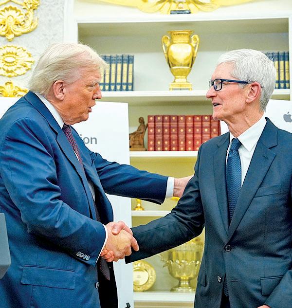 Apple to invest $100bn more in US mfg: Trump