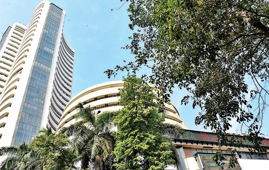 Mkt rallies on hope of rate cut by US Fed; Sensex rises 355 pts