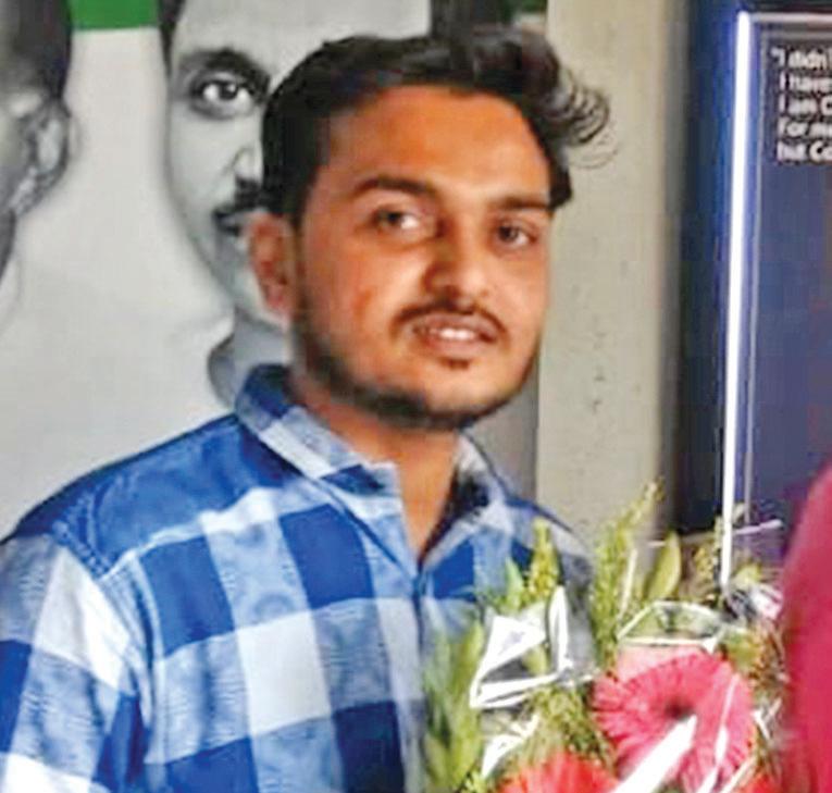 Cops bust fake income certificate racket, Surat lawyer on run