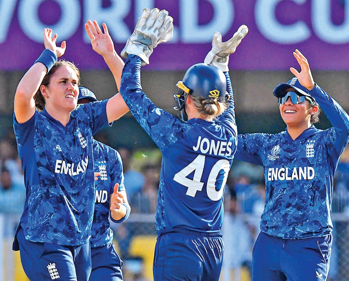 England spinners dismantle South Africa batting line-up
