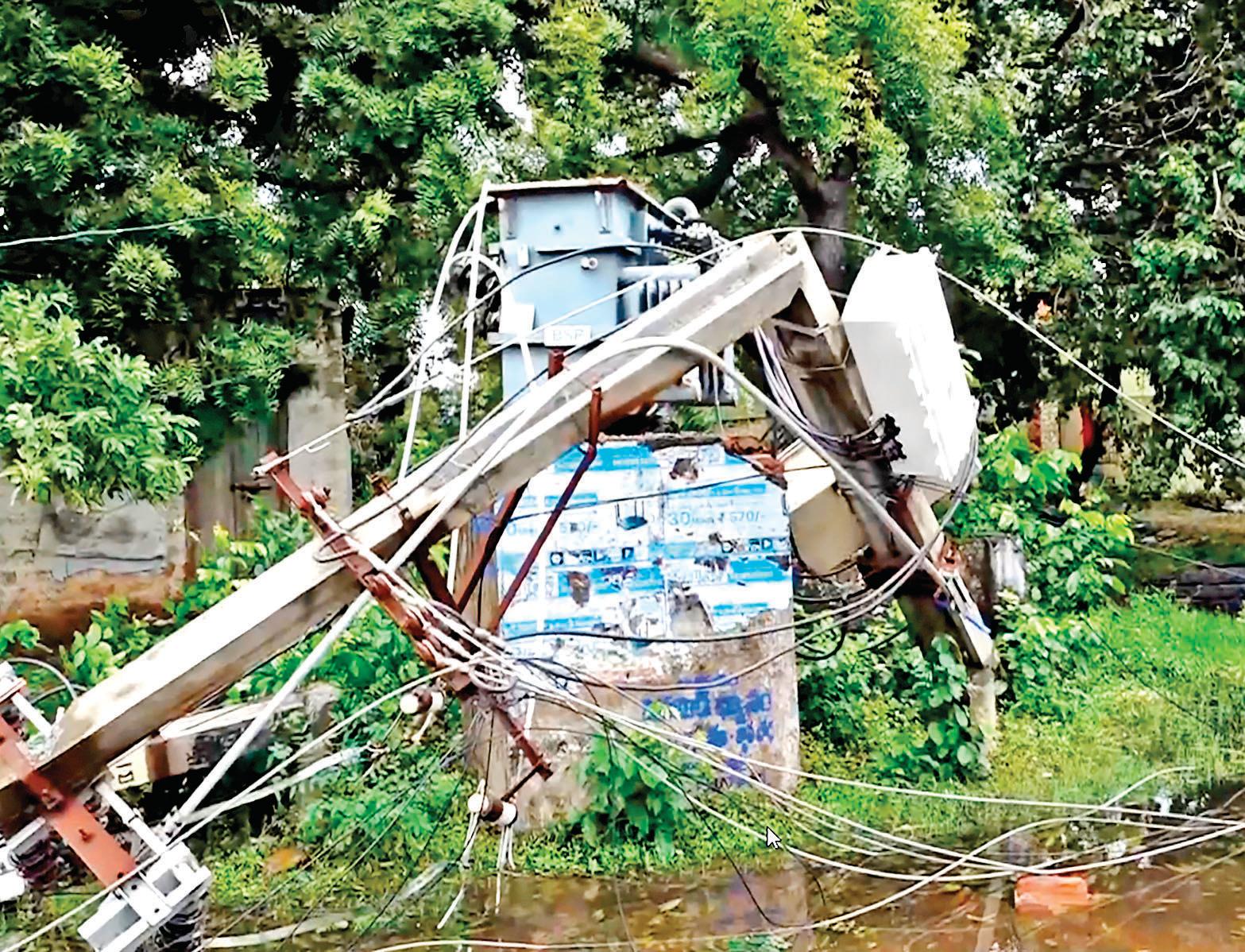 Cyclone Montha creates chaos, leaves 2 dead