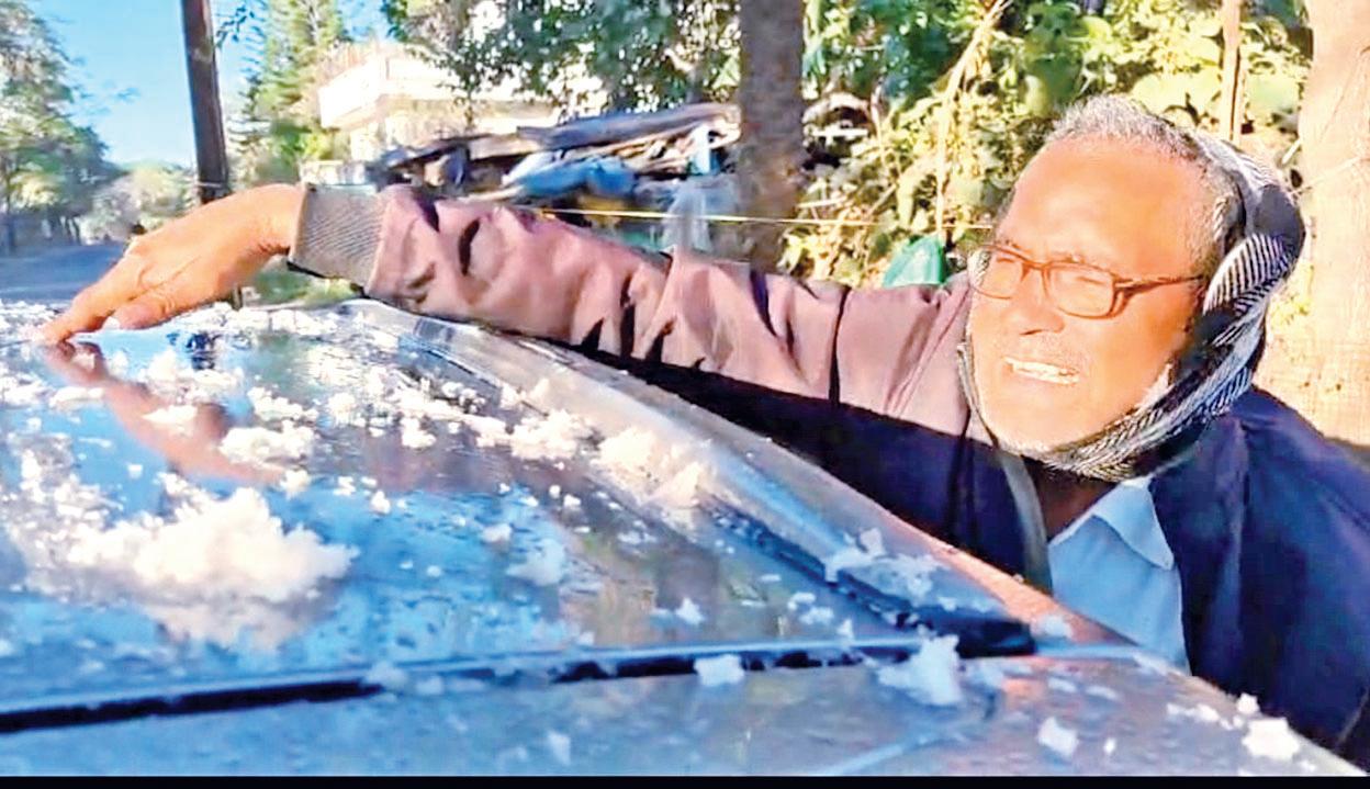 Tourists enjoy snow as Mt Abu freezes at 0°C