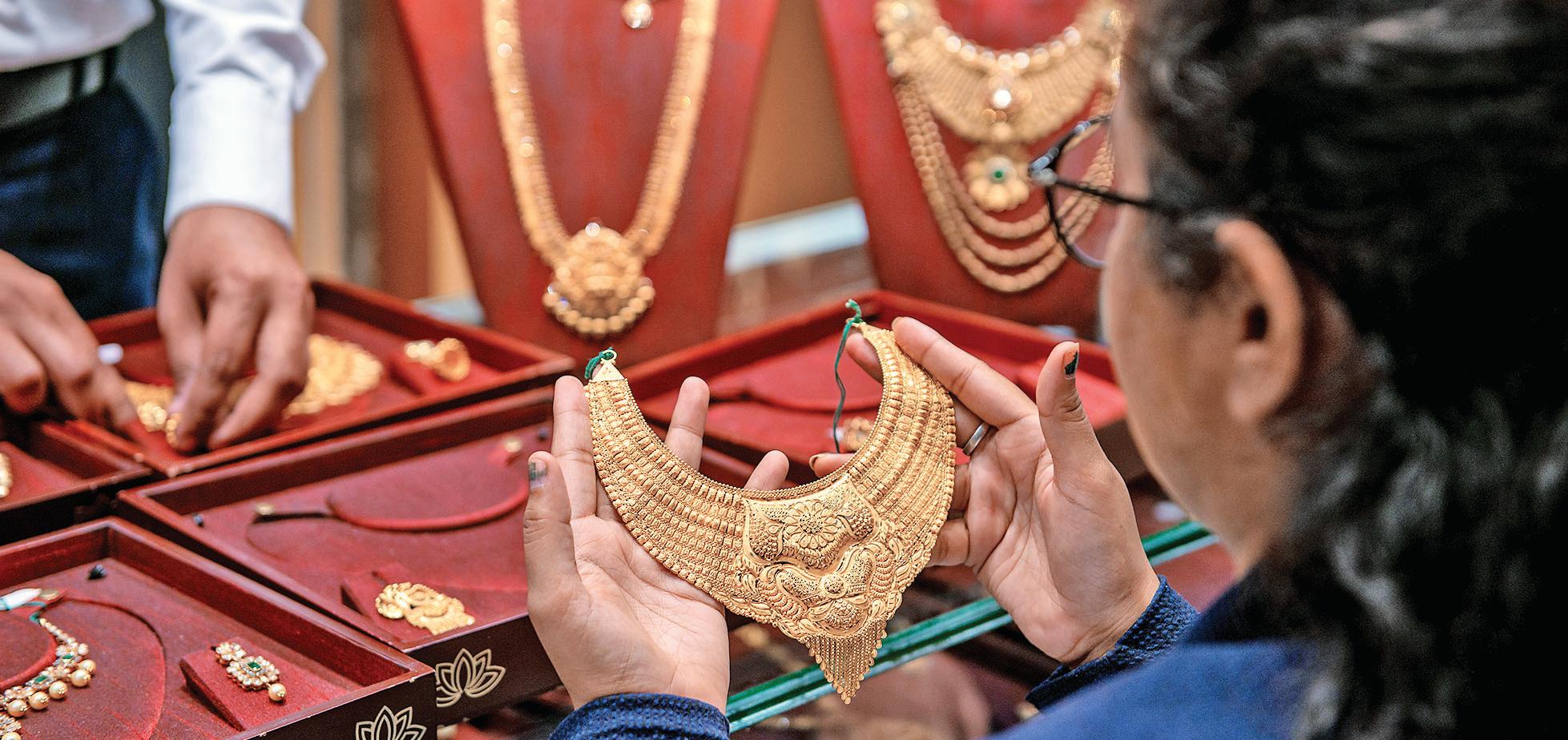 Gold tanks Rs 3,900 as Fed rate cut bets wane