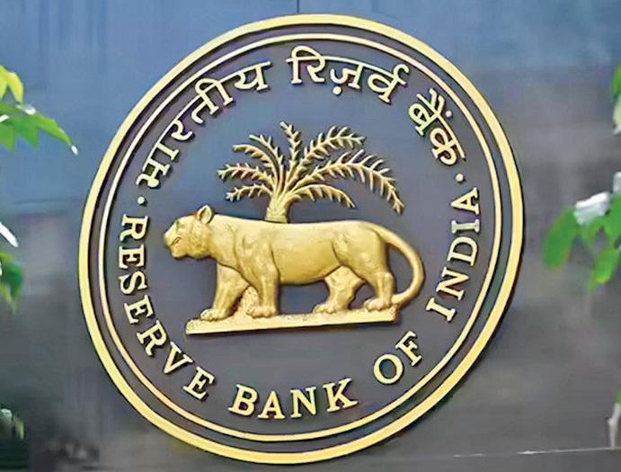Pvt banks cut staff as PSBs add employees