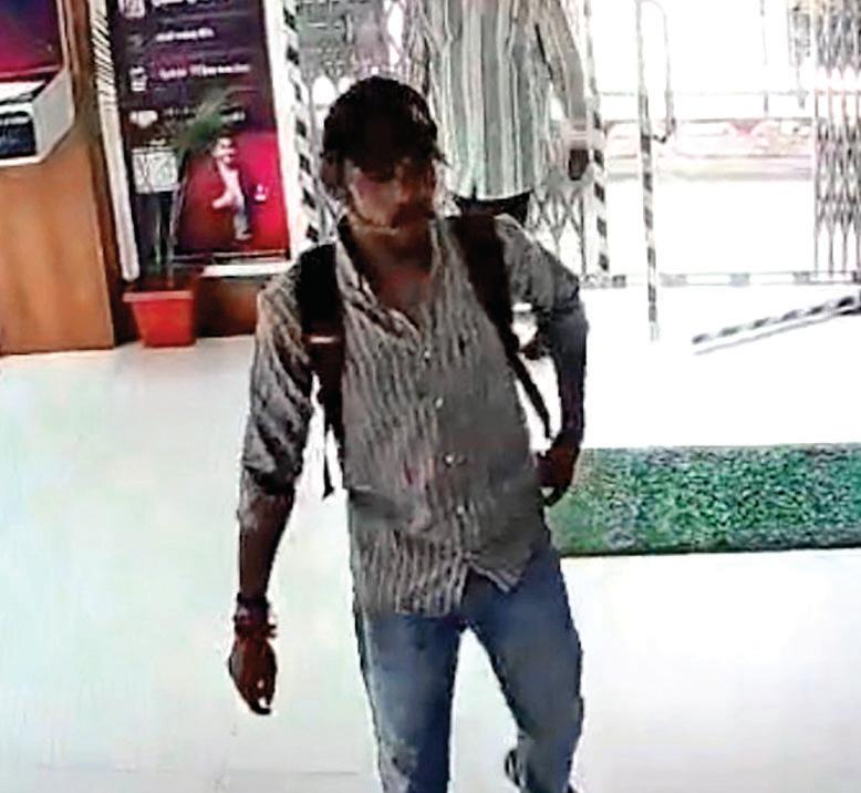 Armed gang robs Rs 50L from SBI branch in Surat