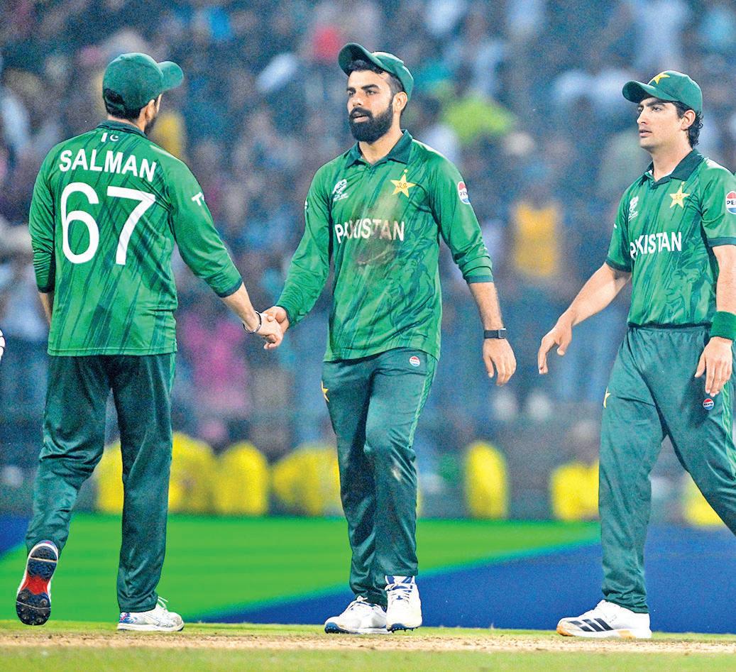 Former Pakistan stars lambast current team
