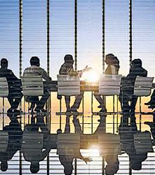 Retail bigwigs switch cos as competition heats up