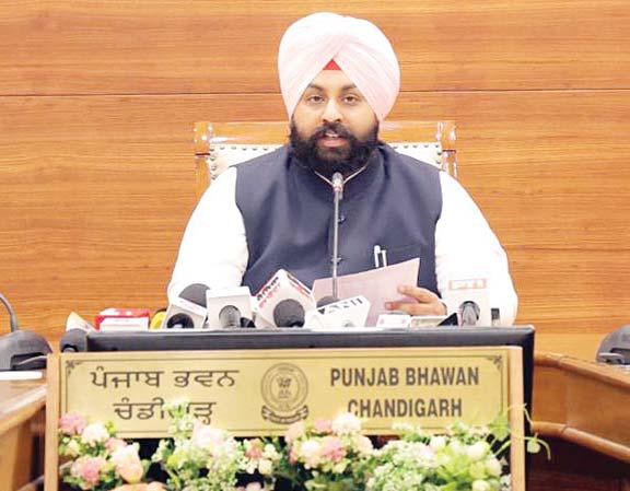Punjab's "School Mentorship Program" Gets Overwhelming Response, 100 Bureaucrats Enrol in Just 3 Days