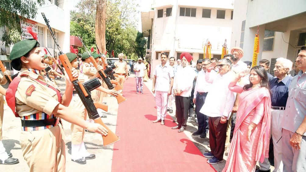Hon’ble Governor, Punjab Awards Students of BBK DAV College For Women On 56th Annual Awards Day