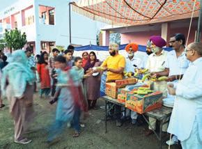 ACC distributes fruits to migrants from shelling-hit areas