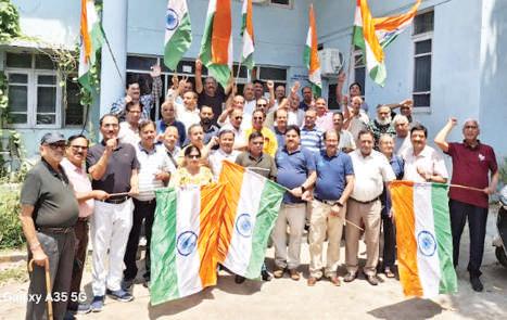 Senior Citizens take out 'Tiranga Yatra' at Roop Nagar