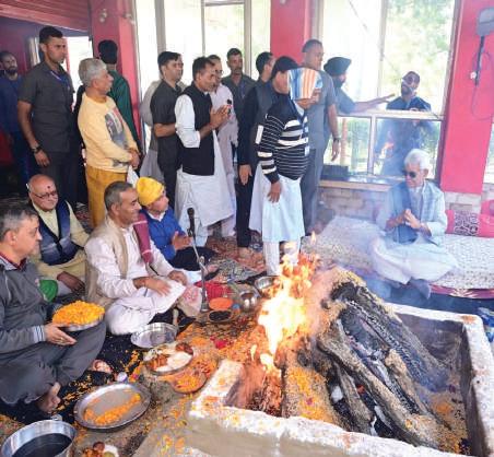 LG Sinha offers prayers at Zeathyar Temple