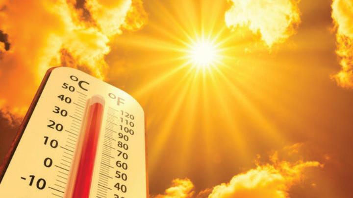 Intense heatwave sweeps Kashmir, Srinagar sizzles at 33.2 degrees Celsius