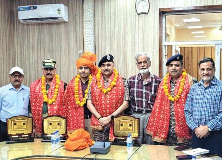 Senior Citizens felicitates Army, CRPF, BSF officers