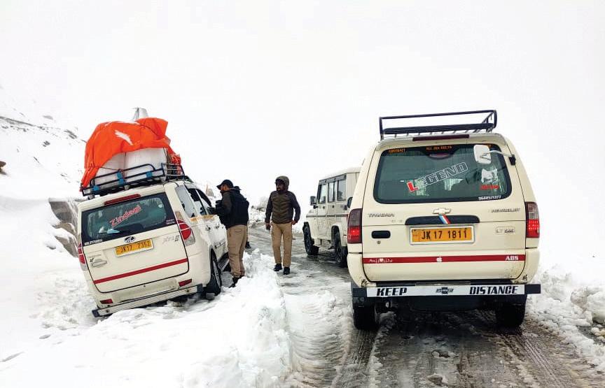 Upper reaches receive untimely snowfall, rains lash plains