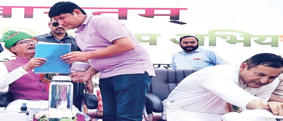 Ex Sarpanch submits memo to Agri Minister