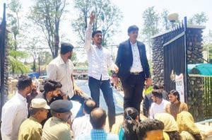NSUI protests selective vehicle ban at JU, demands policy revocation