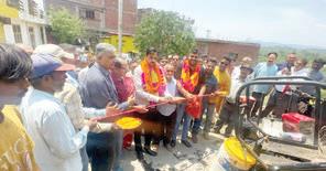 MLA Pawan Gupta inaugurates blacktopping work