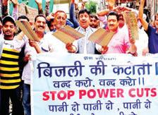 Dimple leads protest over power cuts, water crisis in Jammu