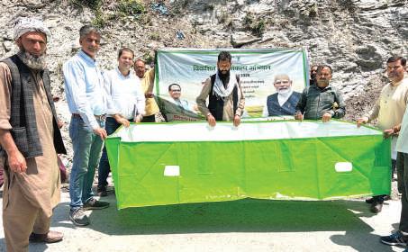 CAO Kishtwar distributes Vermibeds at Nagra