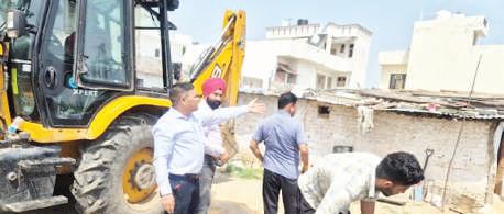 JMC demolishes insanitary huts in Sainik Colony