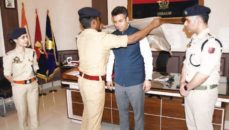 Srinagar Adm bids emotional adieu to outgoing DC