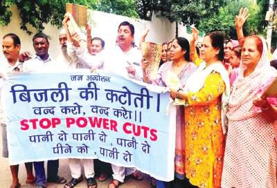 Dimple leads protest over water crisis, power cuts in Jammu