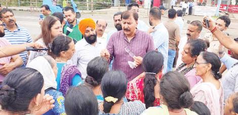 Arvind conducts public outreach in Ward 32