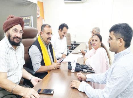 Randhawa holds public darbarat BJP HQ