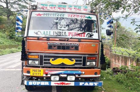 Illegal timber smuggling bidfoiled in Katra, vehicle seized