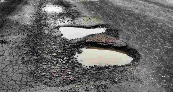Residents protest against dilapidated Hanjura-Brenwar road, ex-minister joins protesters