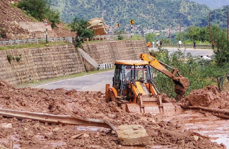 Heavy downpour stalls reopening of Jammu-Srinagar National Highway for 6th day