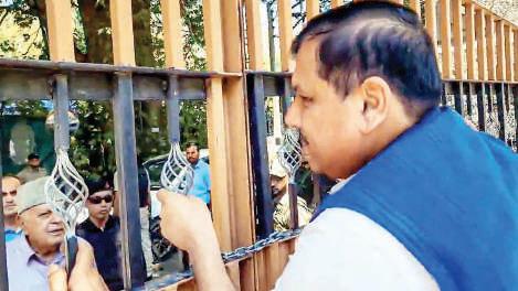 High drama at Srinagar Circuit House: AAP MP put under house restrain, Farooq speaks to him at gate