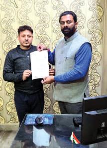 Keshav Chopra distributes Ayushman, ration cards at Talab Tillo