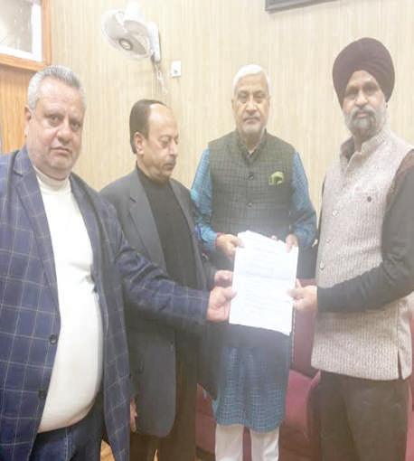 JKMEF delegation call on CS, submit memo