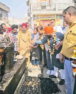 Arvind kick-starts blacktopping work