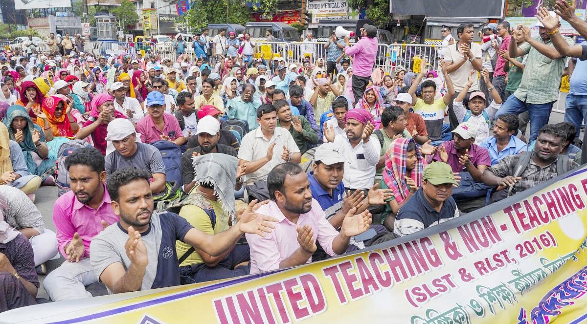 Over 400 jobless Bengal school employees block Kolkata road