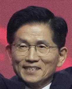 Kim Moon Soo enters S Korea poll race